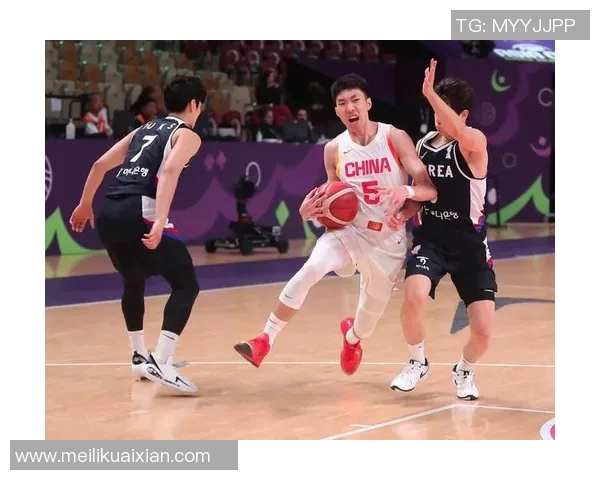 中国男篮迎战加拿大队全力争胜展现实力与团队精神